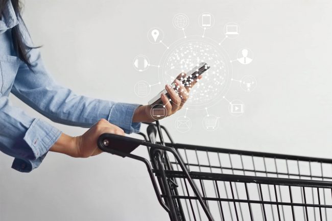 woman using mobile payments online shopping and icon customer ne Le Covid-19 dope le digital